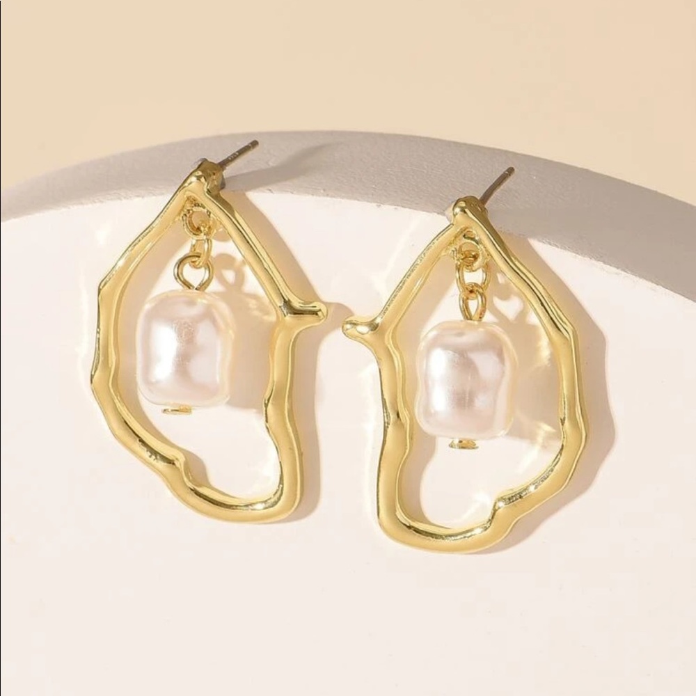 Abstract Shape Pearl Earrings - Picture 2 of 6
